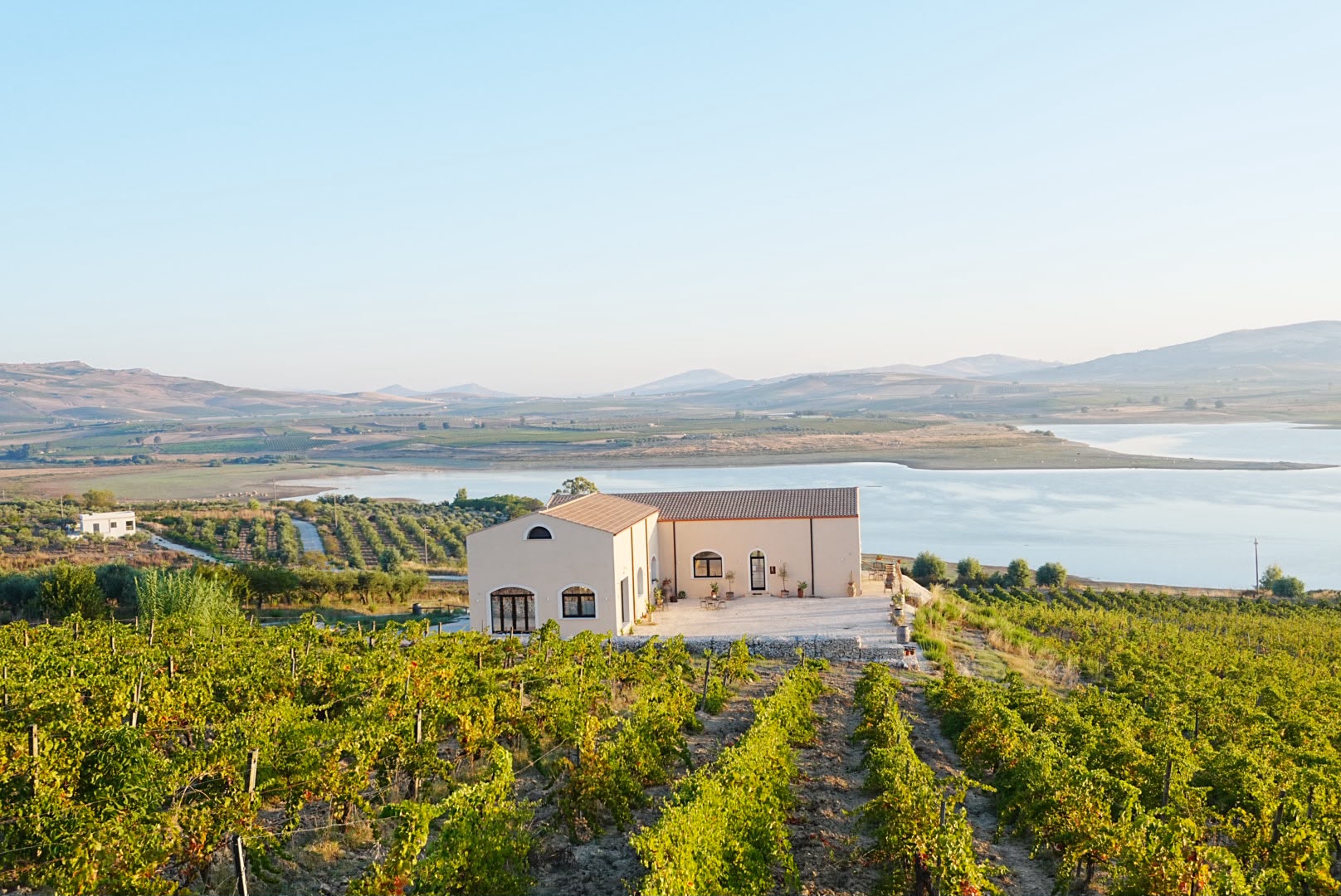 Sul lago Arancio con i vini bio di Cantina Di Prima